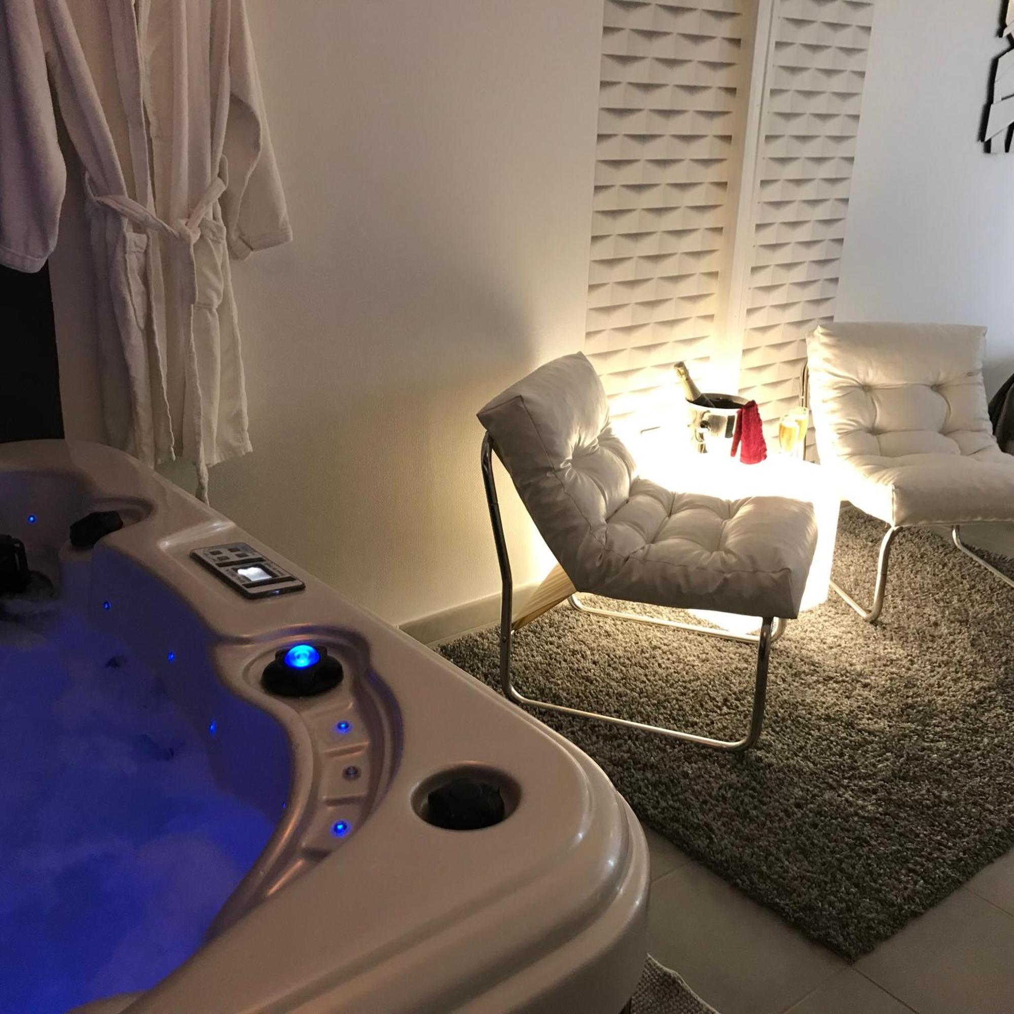 Le Relais De La Hardiesse 6Km Mont St Michel - Chambres Doubles - Suite Spa Privatif Courtils Rum bild